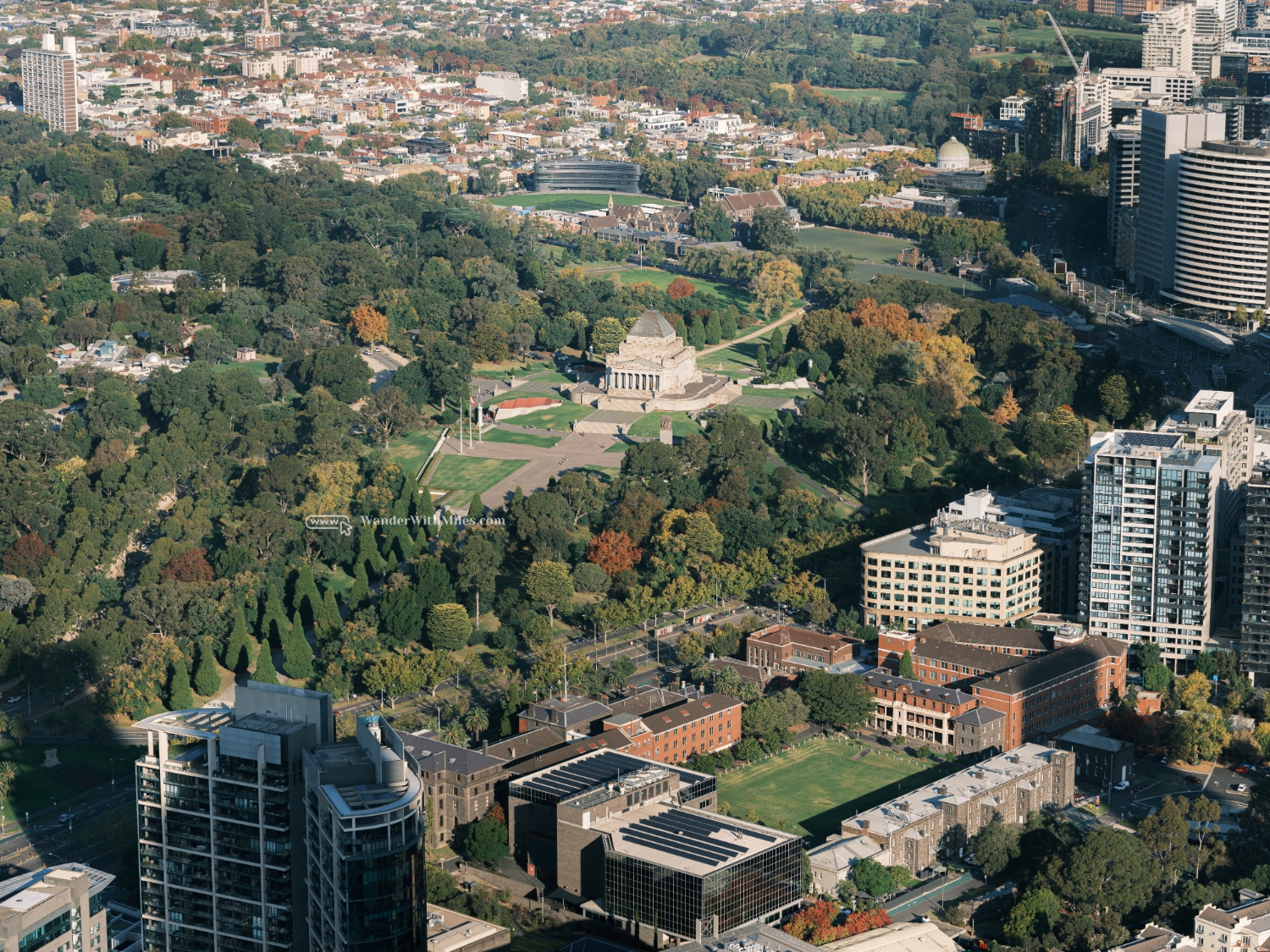 植物園の隣にある戦争慰霊碑。